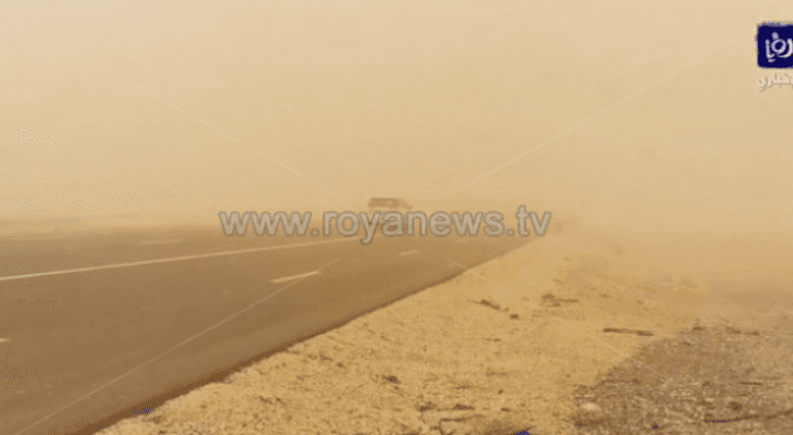 غبار على الطريق الصحراوي