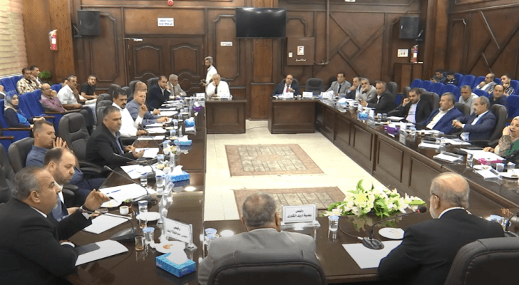 رئيس بلدية إربد نبيل الكوفحي أثناء الاجتماع