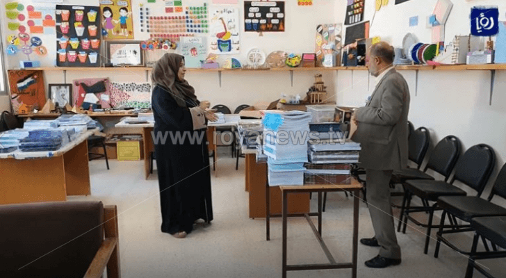 معلم ومعلمة يلتحقان بمدرستيهما
