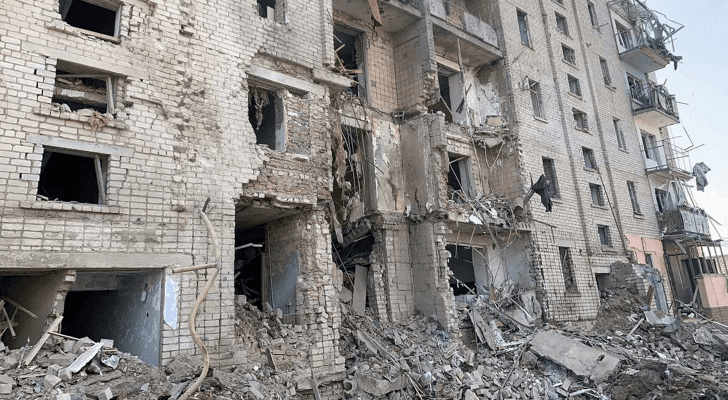 دمار خلفه القصف الروسي على إحدى المنشآت الأوكرانية - أرشيفية