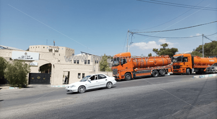 صهاريج نضح أمام مبنى محافظة الكرك