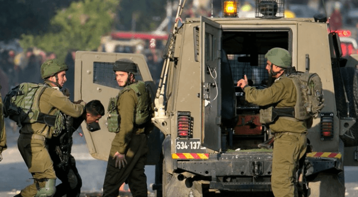 قوات الاحتلال تعتقل فلسطينيا - أرشيفية