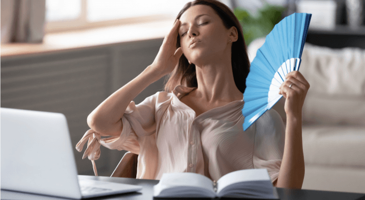 طالبة تستخدم مروحة يدوية