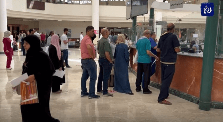 مراجعون في مستشفى الملك المؤسس