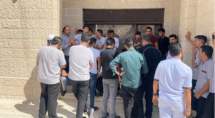 الموظفون المحتجون
