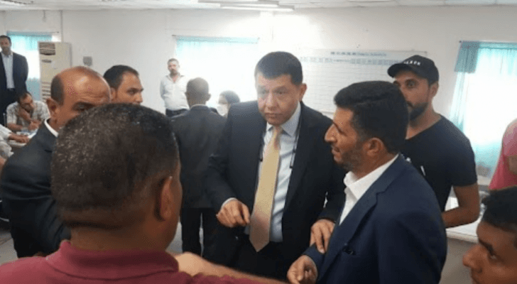 وزير العمل نايف استيتية يلتقي العاملين في أحد مصانع الألبسة في الكرك