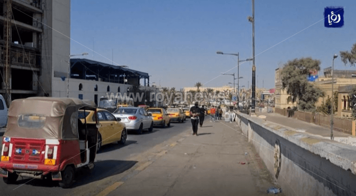 مركبات تسير على الشارع العام في العاصمة العراقية بغداد
