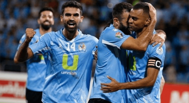لاعبو الفيصلي يحتفلون بالفوز على معان في دوري المحترفين