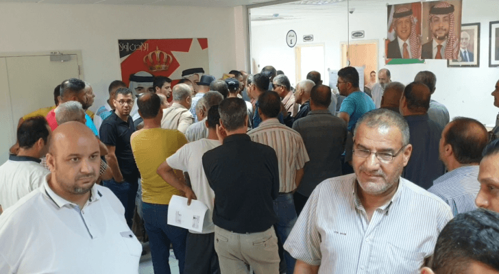 مالكو وسائل النقل العام أثناء استلام دعم المحروقات