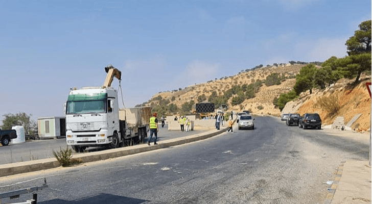 جانب من أعمال إعادة تأهيل طريق العارضة