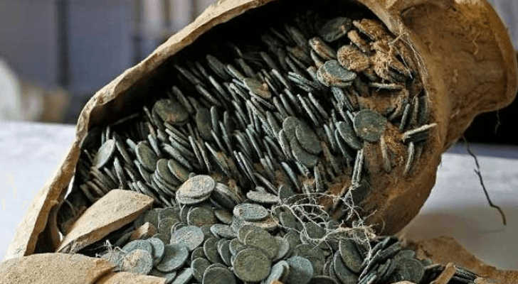 صورة توضيحية لجرة نقود أثرية