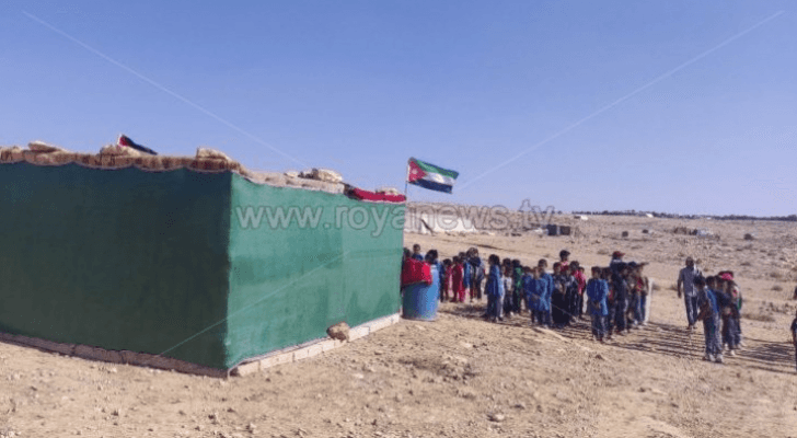 صورة للخيمة التي نصبها الأهالي في منطقة العاليا الباسلية التابعة للواء الجيزة لتعليم أبنائهم