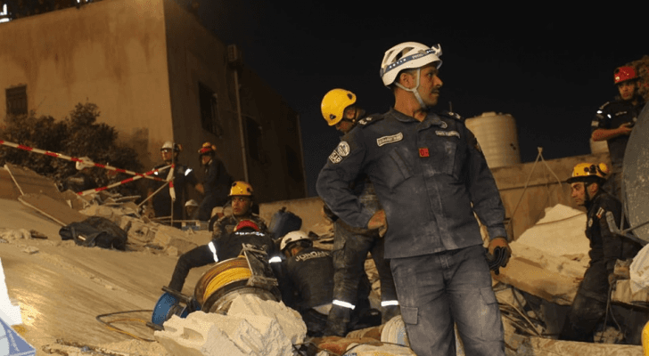 رجال الإنقاذ في عمارة اللويبدة المنهارة