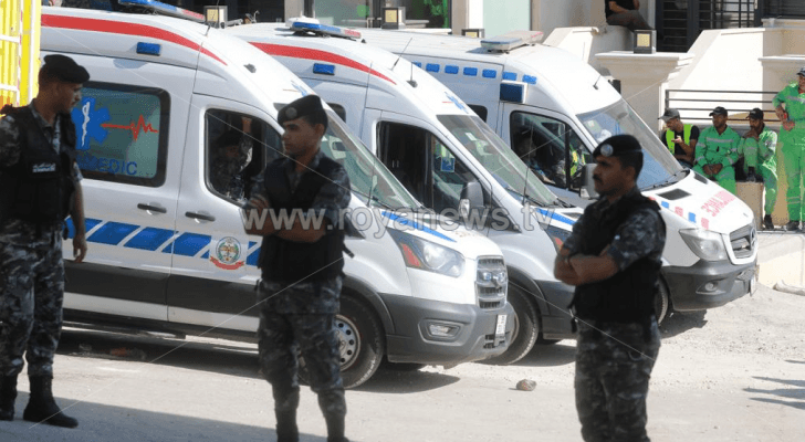 سيارات الدفاع المدني في موقع انهيار بناية اللويبدة