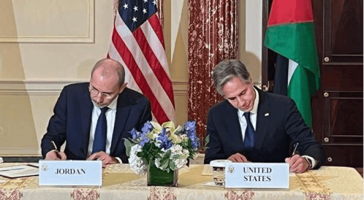 وزير الخارجية الأمريكي أنتوني بلينكن ووزير الخارجية أيمن الصفدي أثناء توقيع الاتفاقية