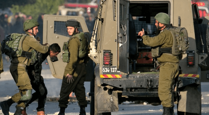 قوات الاحتلال تعتقل فلسطينيا - ارشيفية