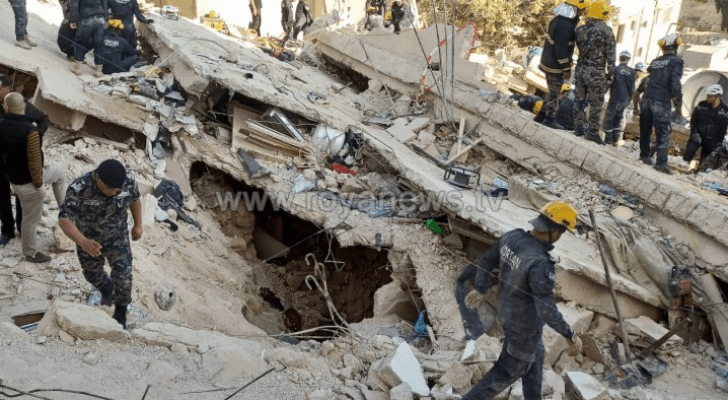 فرق الإنقاذ أثناء تعاملهم مع حادثة انهيار اللويبدة