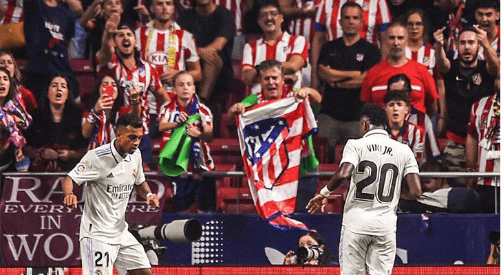 لاعبا فريق ريال مدريد في أثناء احتفالهما بتسجيل هدف