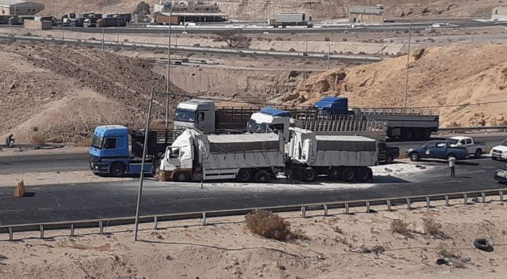 مركبات أثنا تواجدها على طريق العقبة الخلفي