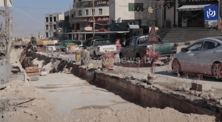 أعمال حفريات في شارع الكرامة في الزرقاء
