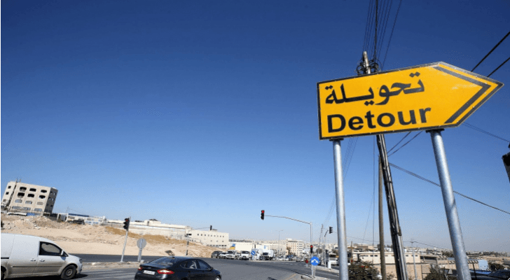 شاخصة مرورية لتحويلة في أحد شوارع المملكة