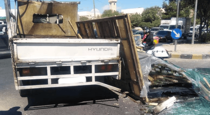 سقوط حمولة زجاج من مركبة