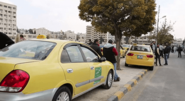 مجموعة من مركبات التاكسي الأصفر
