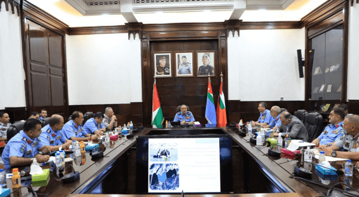 مدير الأمن العام اللواء عبيد الله المعايطة  أثناء زيارته لمديرية الدفاع المدني