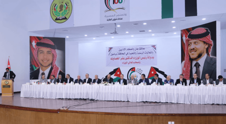 رئيس الوزارء بشر الخصاونة أثناء لقائه بوجهاء معان