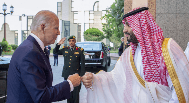 ولي العهد السعودي الأمير محمد بن سلمان والرئيس الأمريكي جو بايدن خلال زيارة الأخير إلى مدينة جدة