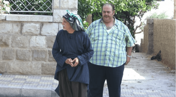 الفنان الراحل محمود صايمة إلى جانب الفنان حسين طبيشات
