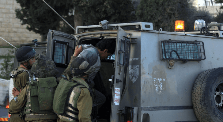 الاحتلال يعتقل فلسطينيا - أرشيفية