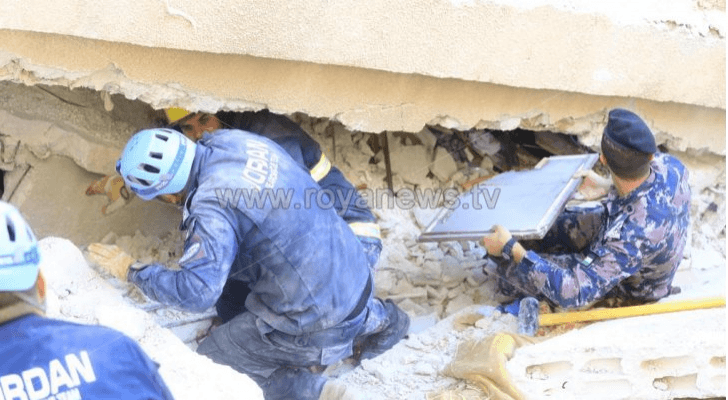 فرق البحث والإنقاذ أثناء بحثها عن المفقودين في حادثة انهيار بناية اللويبدة - أرشيف