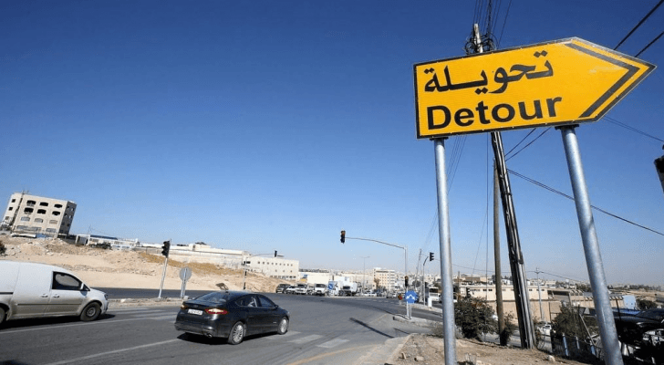شاخصة لتحويلة مرورية في أحد شوارع العاصمة عمان