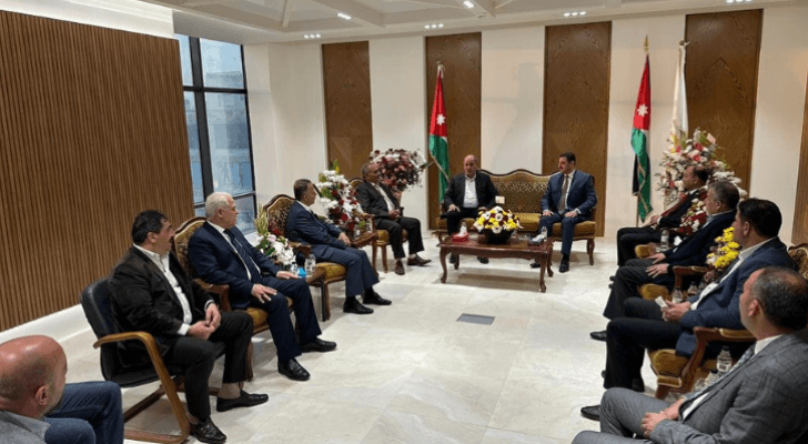 وزير الصناعة والتجارة والتموين، وزير العمل يوسف الشمالي (وسط يسار)
