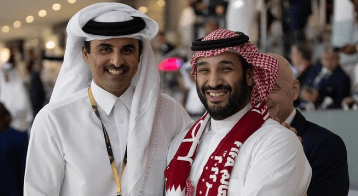 ولي العهد السعودي إلى جانب أمير قطر