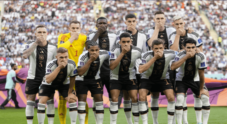 لاعبو المنتخب الألماني يكمون أفواههم قبيل مباراتهم مع اليابان في افتتاح منافسات المجموعة الخامسة بمونديال قطر