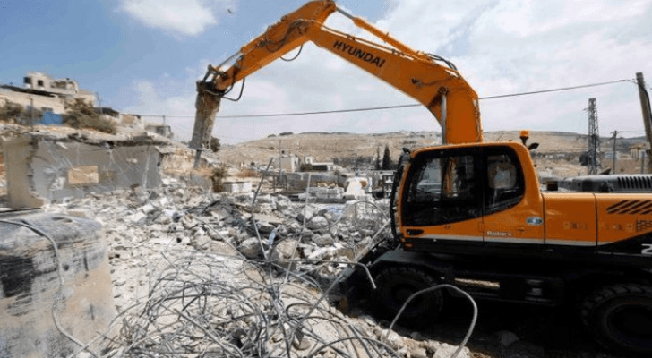آلية عسكرية تابعة للاحتلال تهدم منزلا فلسطينيا