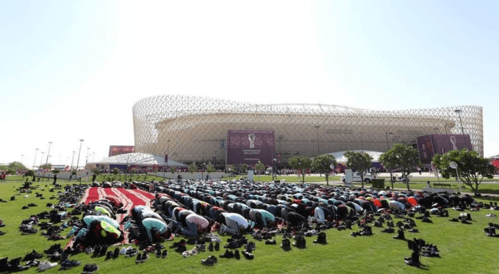 جماهير المونديال تقيم أول صلاة جماعية