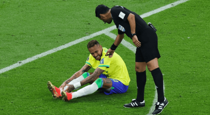 البرازيلي نيمار مصابا في مباراة صربيا