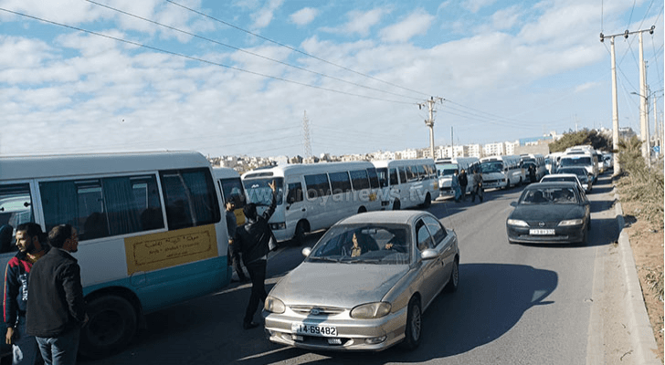 جانب من اعتصام لمشغلي وسائط النقل العام في الكرك