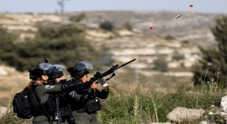 عناصر من قوات الاحتلال يطلقون الرصاص المعدني المغلف بالمطاط صوب فلسطينيين
