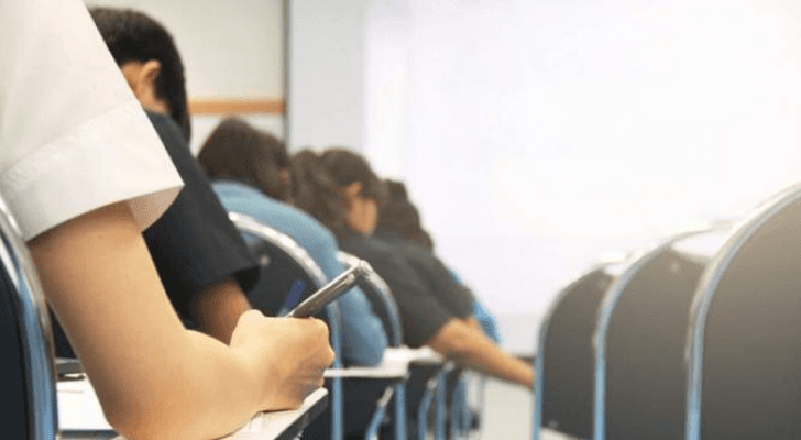 طلبة يؤدون امتحاناتهم