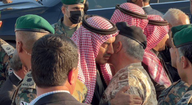 الملك يزور بيت عزاء الشهيد العقيد عبد الرزاق الدلابيح ويقدم واجب العزاء