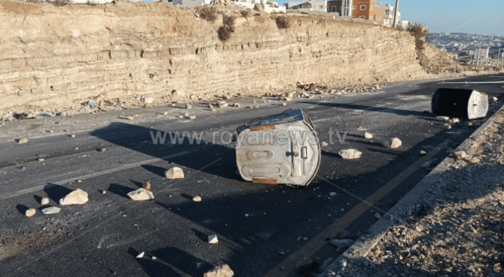 جانب من إغلاق بعض اطرق مع محافظة الكرك