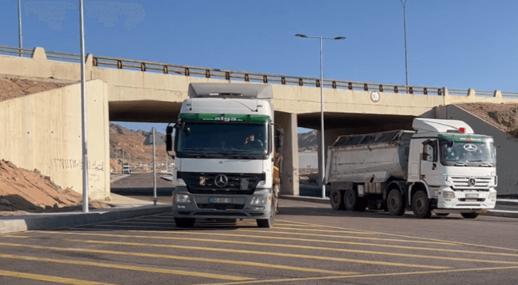 شاحنتان محملتان بالبضائع في ميناء العقبة