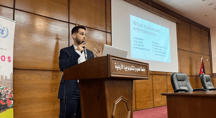 أثناء الكلمة الترحيبية في الجامعة