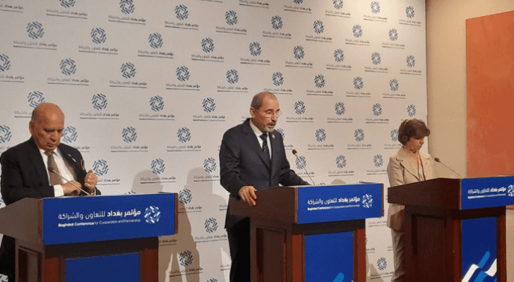 وزير الخارجية أيمن الصفدي (وسط)