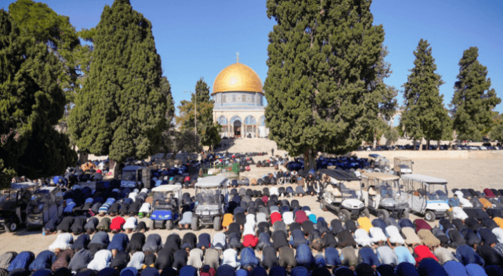 صورة أرشيفية لفلسطينيين يؤدون صلاة الجمعة في المسجد الأقصى