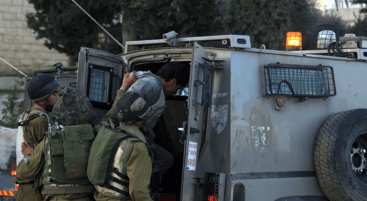 الاحتلال يعتقل فلسطينيا - أرشيفية